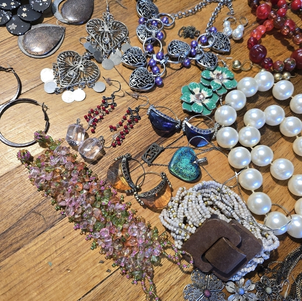 Vintage To Now Jewelry Lot Costume Estate Find Needs Cleaned. Mixed - Picture 12 of 13
